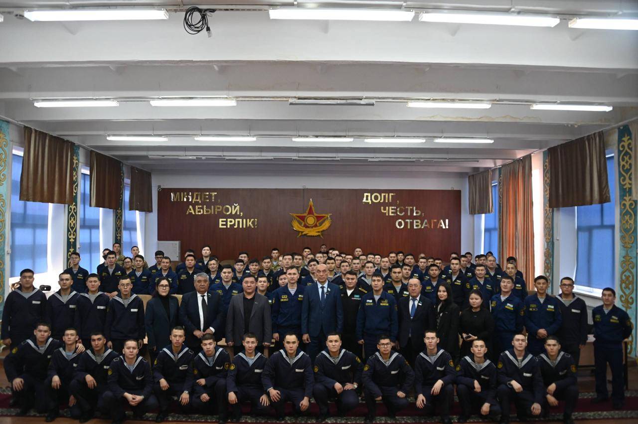 Депутат Мажилиса Парламента РК Ерболат Саурыков посетил Военно-морскую базу в рамках рабочей поездки.