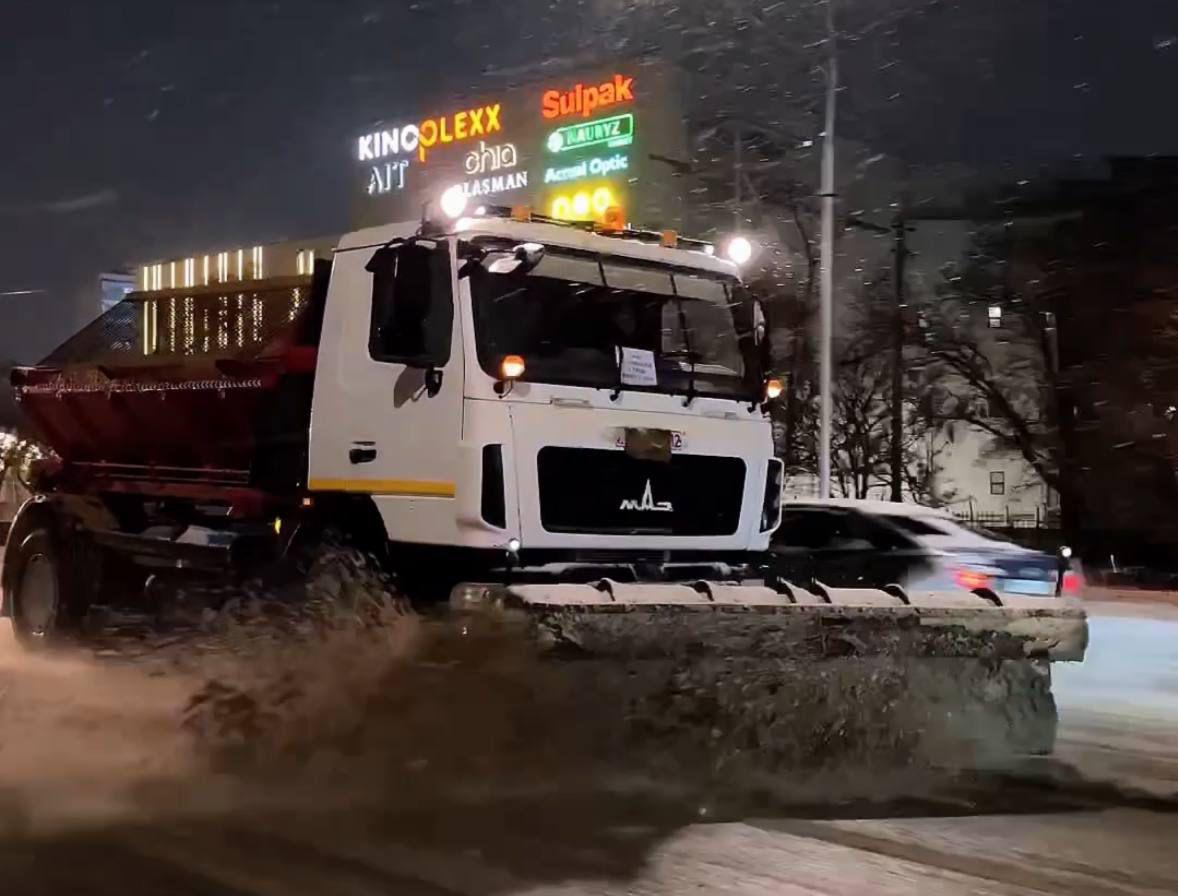 В Мангистауской области продолжаются работы по очистке дорог.