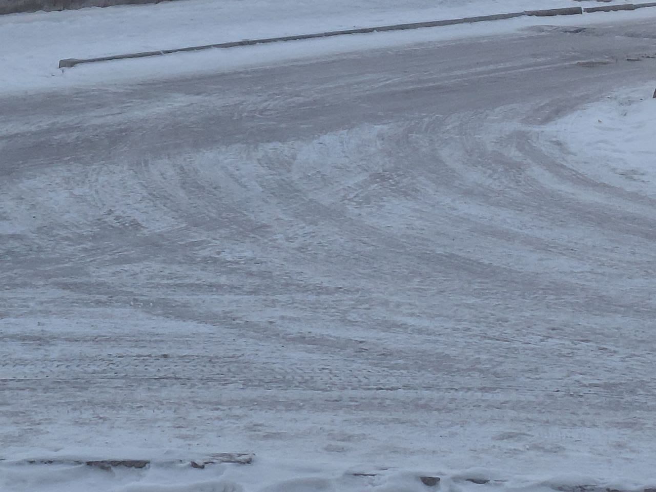 «Айнадай жылтырап жатыр»: Ақтауда тұрғындар көктайғаққа байланысты шағым білдірді