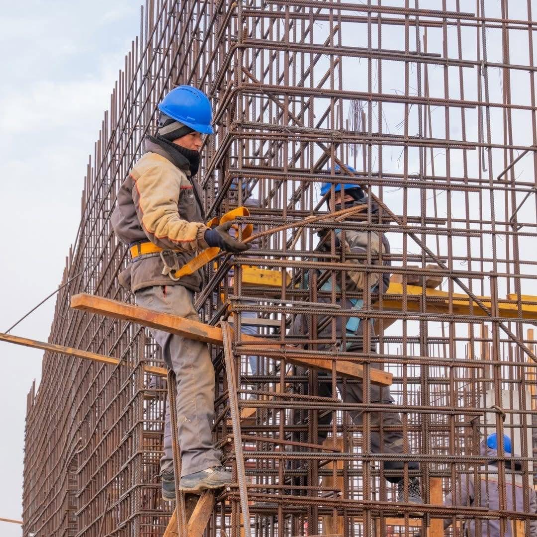 В городе Жанаозен продолжается строительство нового газоперерабатывающего завода.