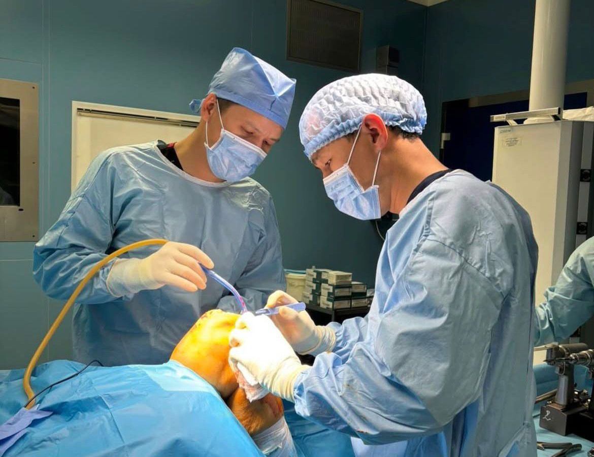 Маңғыстауда 10 жылға жуық аяқ деформациясымен жүрген науқасқа күрделі ота жасалды