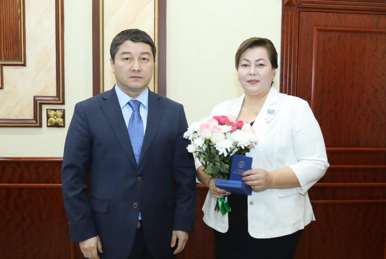 Аким Мангистауской области наградил работников разных сфер государственными наградами