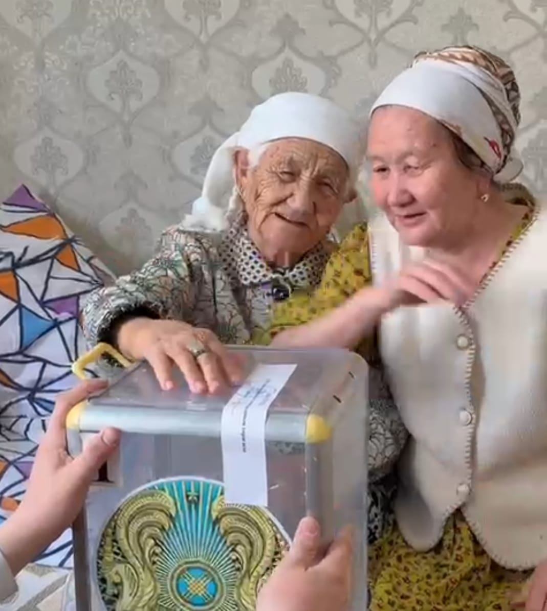 Ғасырмен құрдас әже референдумда таңдауын жасады