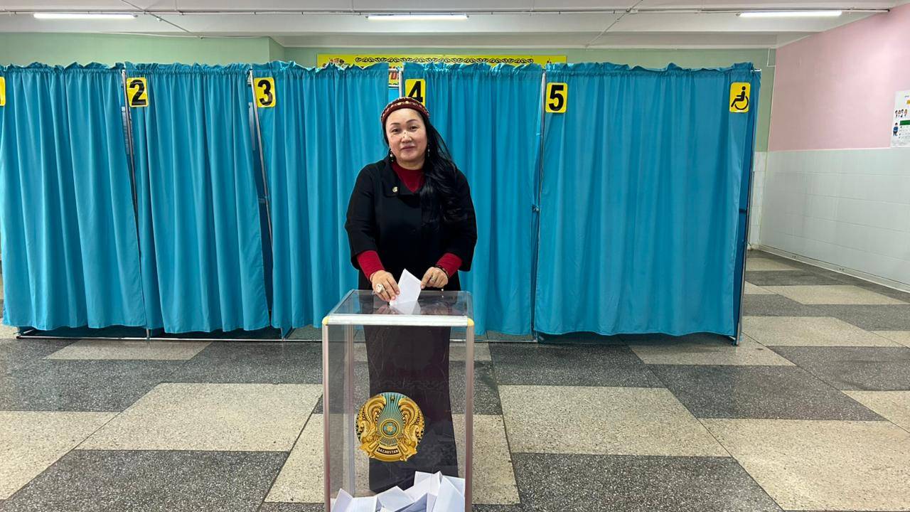 Маңғыстаулық танымал актриса Майра Бақбердиева референдумда дауыс берді