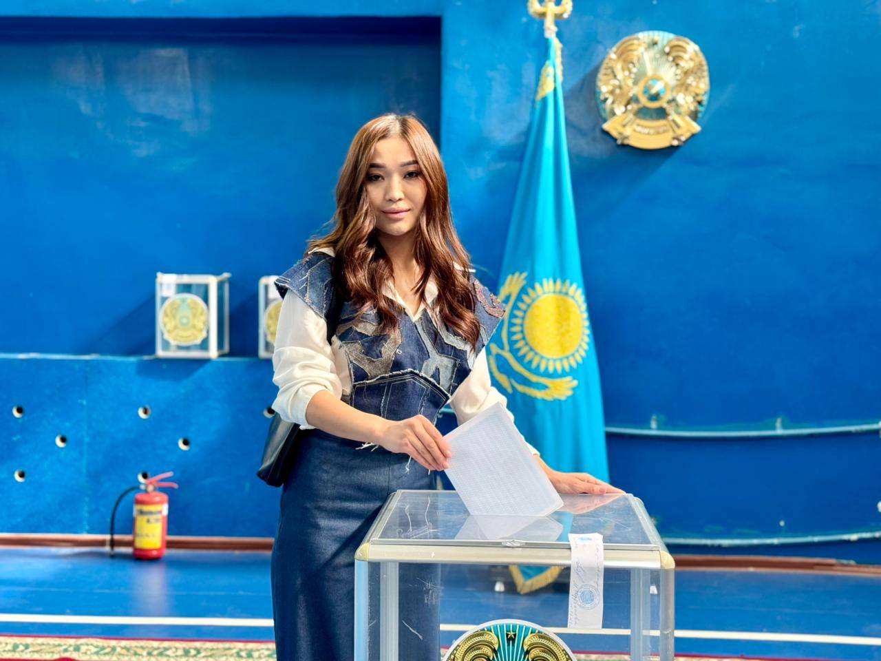 Маңғыстаудағы филармония әншісі референдумда дауыс берді