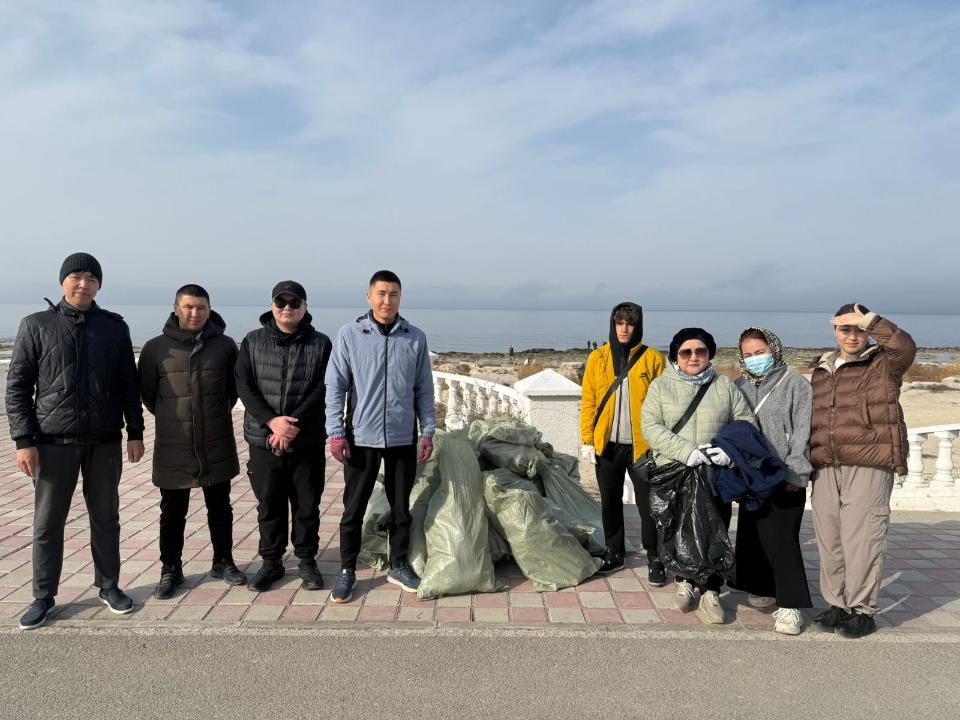 Студенты Мангистау приняли участие в субботнике на побережье Каспия