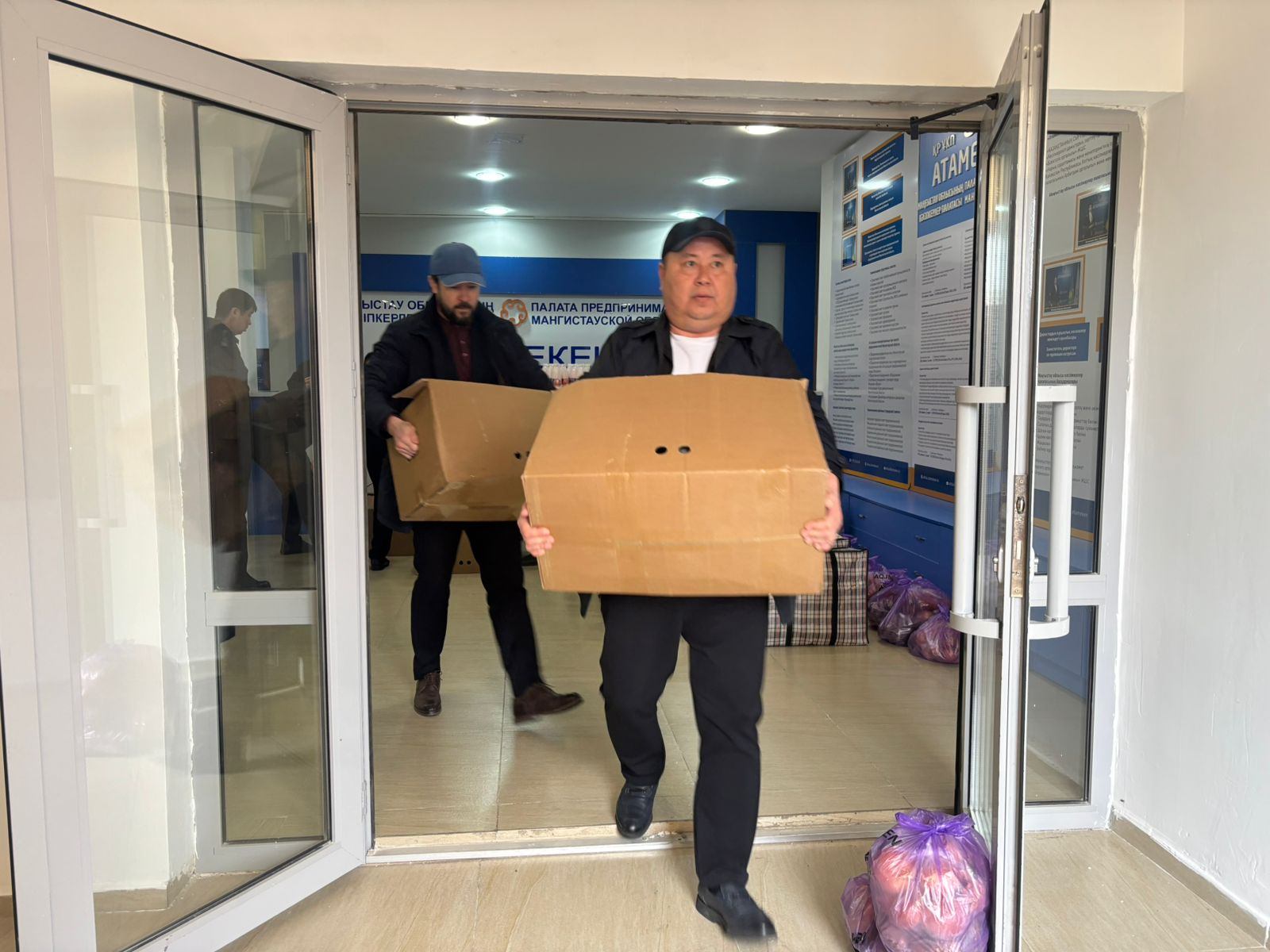 «100 добрых дел»: в Мангистау 100 семьям передали продукты питания