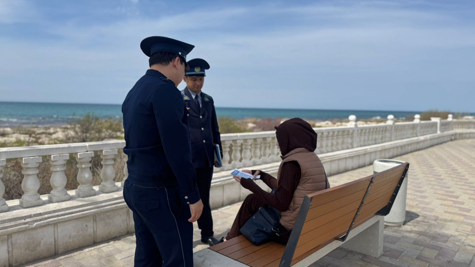 Маңғыстауда полиция бет-әлпетті жабуға қатысты заң талаптарын түсіндіріп жатыр