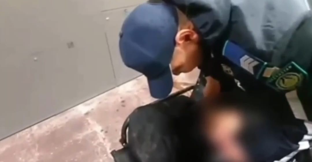 Көлік полицейлері Маңғыстау вокзалында жолаушыны аман алып қалды