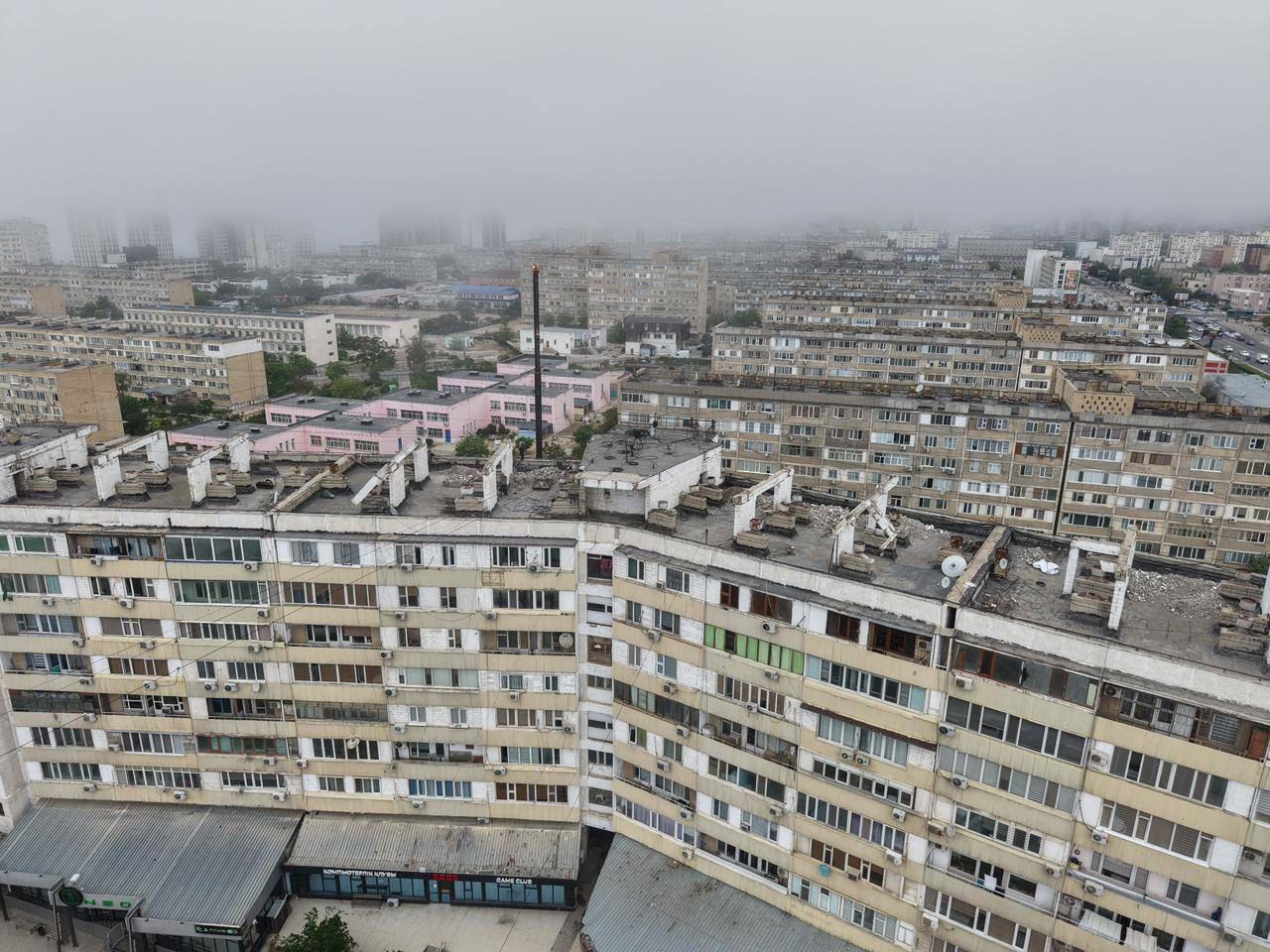Ақтауда көпқабатты үйлердің шатырындағы апатты құрылыстар бұзылып жатыр