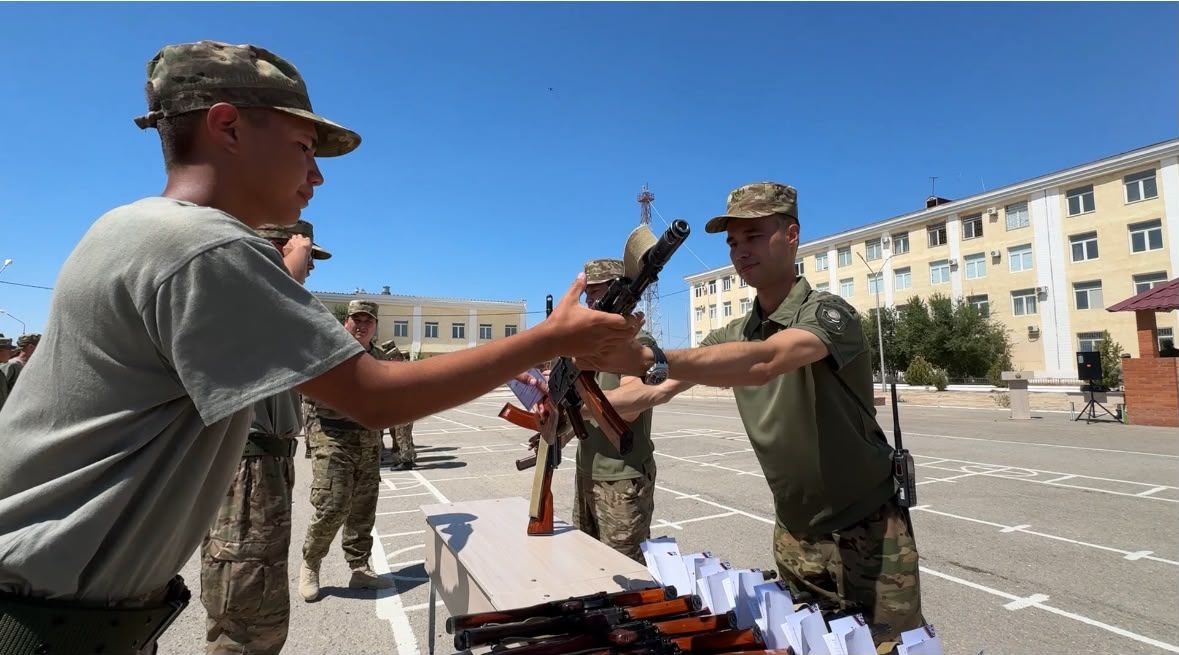 Жаңаөзенде жас сарбаздарға жеке қару табысталды