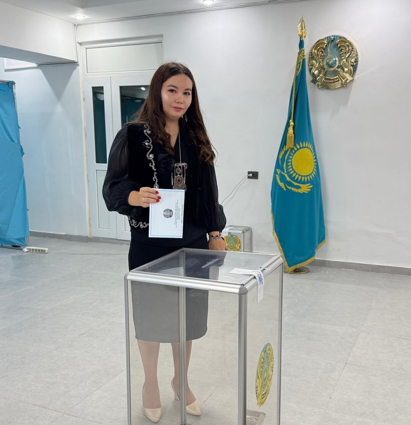 Учитель Улмекен Жарасбаева проголосовала на выборах