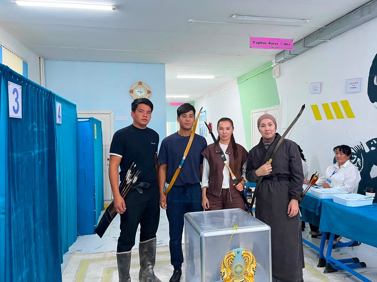Жаңаөзенде ұлттық киім киген садақшылар Құрылтай сайлауына қатысты