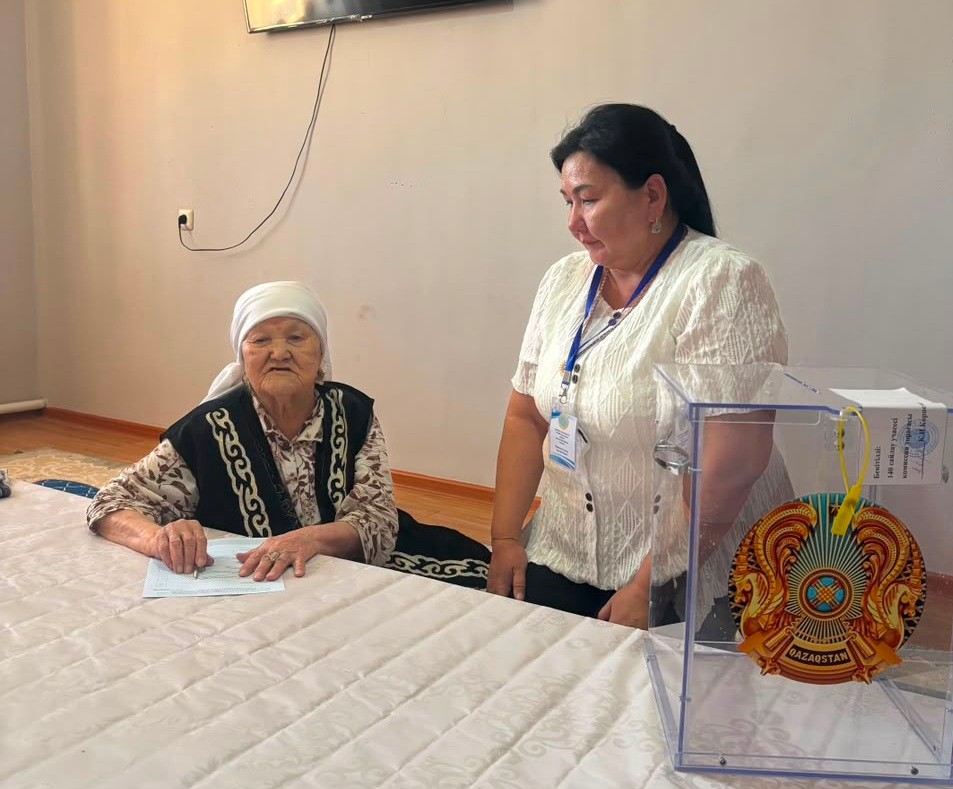 Бейнеуде 105 жастағы кейуана Құрылтай сайлауында дауыс берді