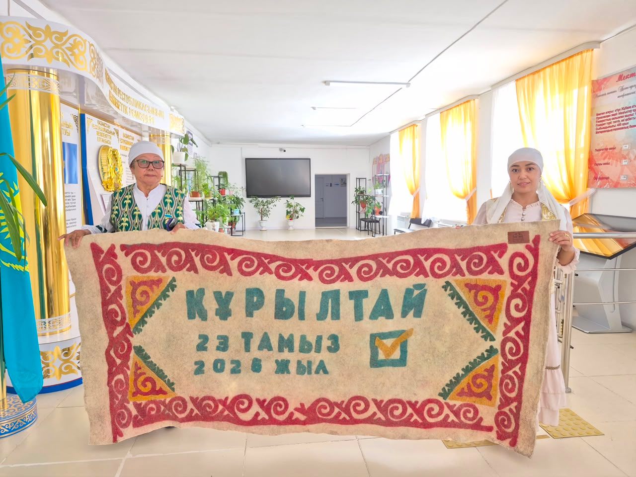 Маңғыстаулық шебер сайлау күні мектеп мұражайына ұлттық бұйымдар тарту етті