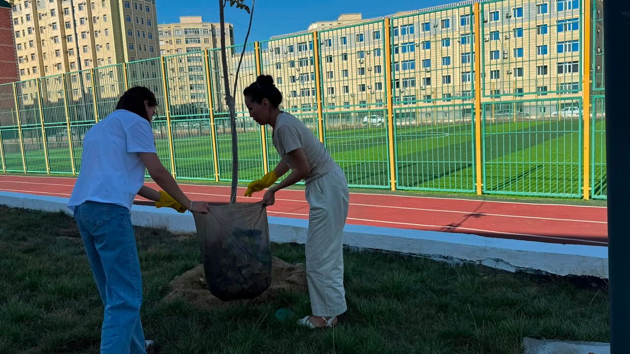 Ақтауда мектеп аумағы тазартылды