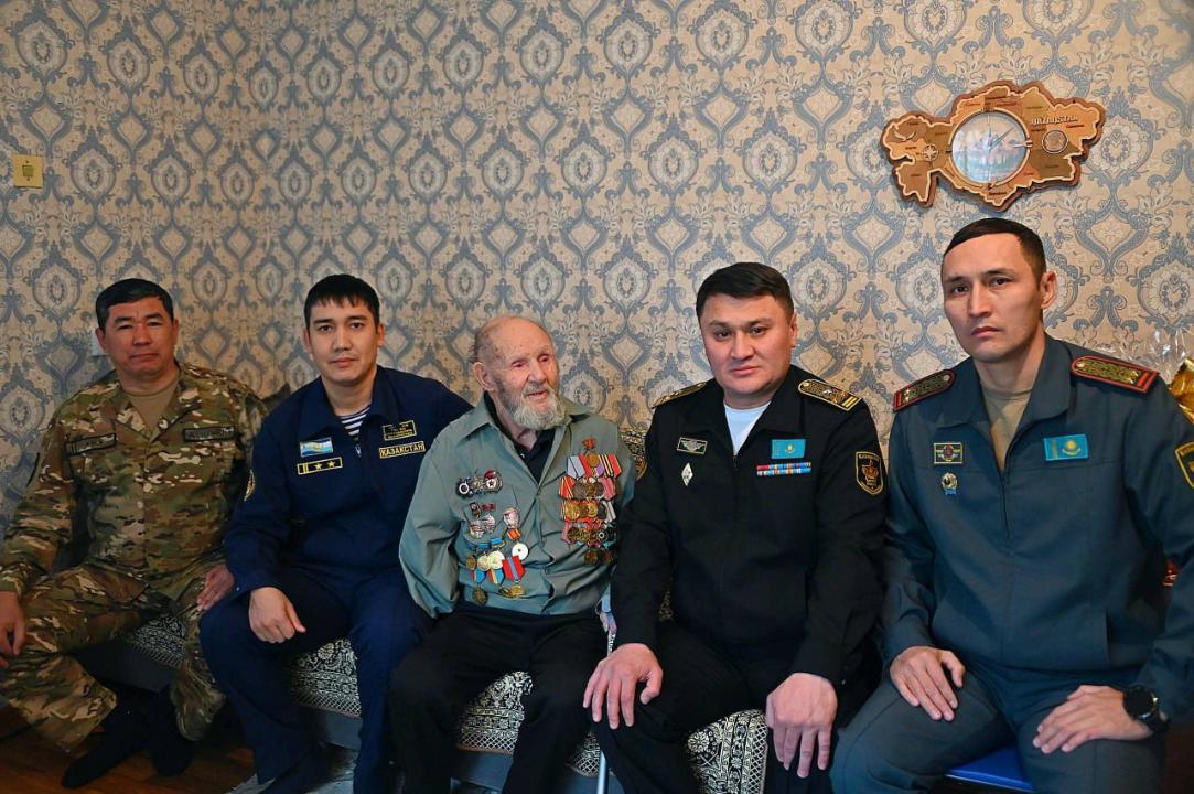 Ақтауда әскери теңізшілер соғыс ардагерін құттықтады