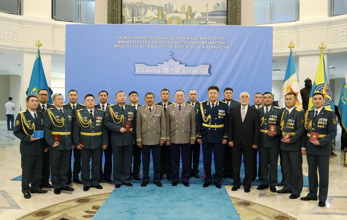 Министр обороны вручил дипломы выпускникам Национального университета обороны РК