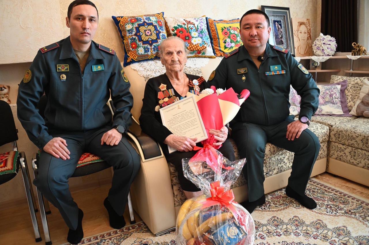 В Актау военнослужащие поздравили ветерана Великой Отечественной войны с Международным женским днем