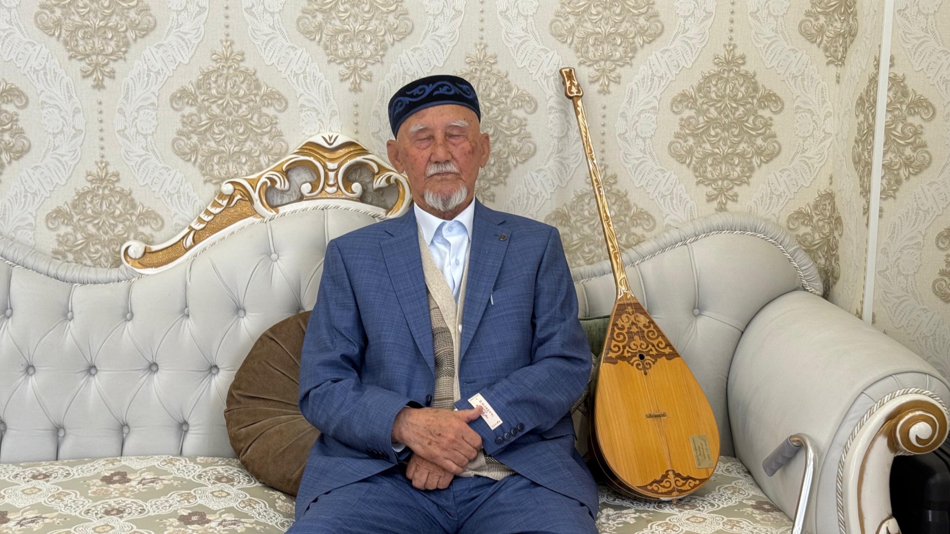 Мангистауский домбрист, игравший с Нургисой Тлендиевым, празднует 90-летие