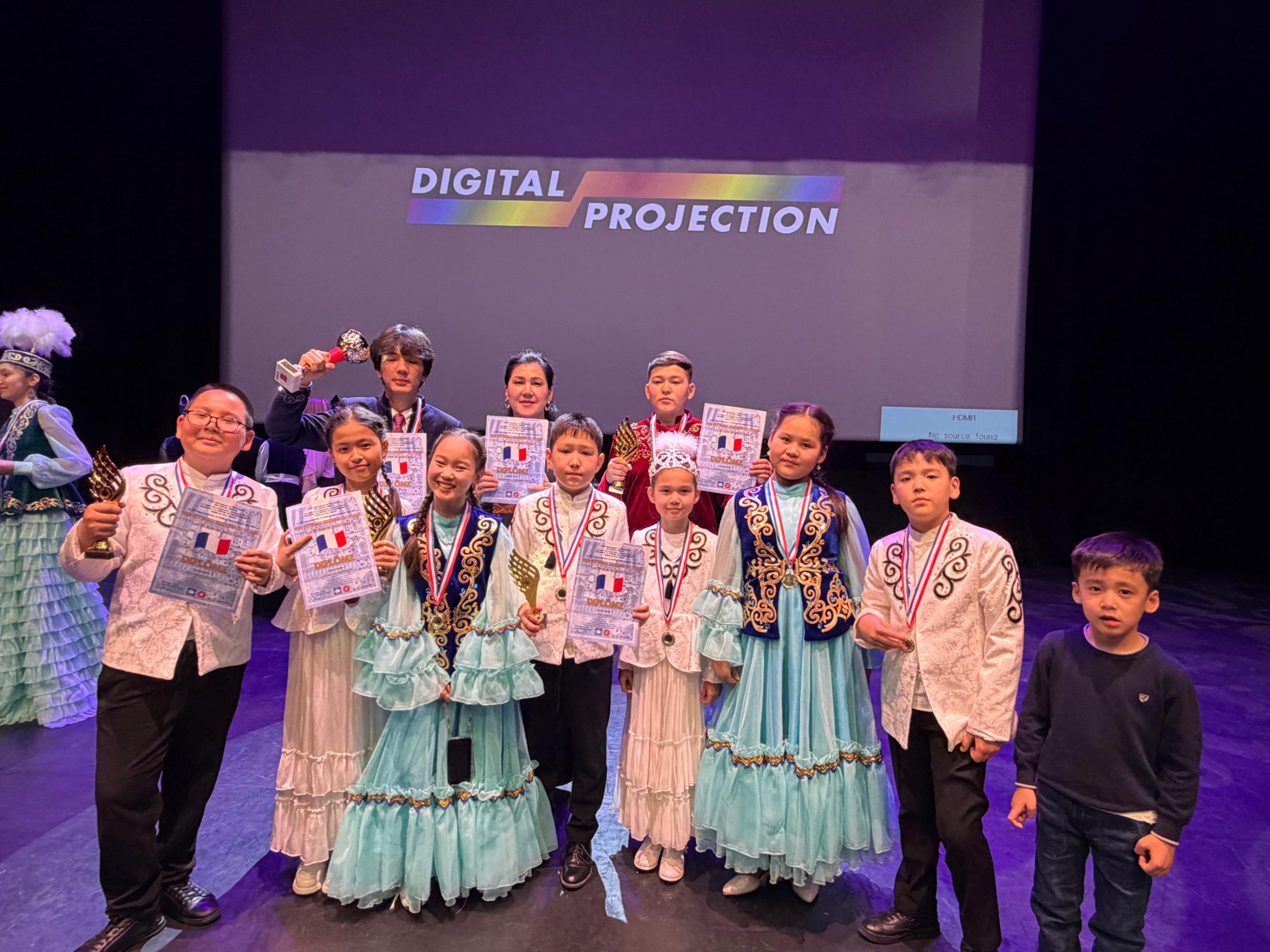 Парижде қазақтың ұлттық күйі күмбірледі: Маңғыстаулық өнерпаздар халықаралық додада жеңіске жетті