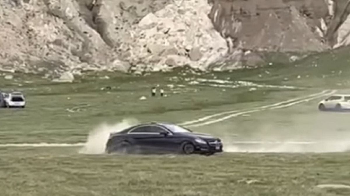 На 10 суток арестовали водителя, устроившего дрифт в Айракты