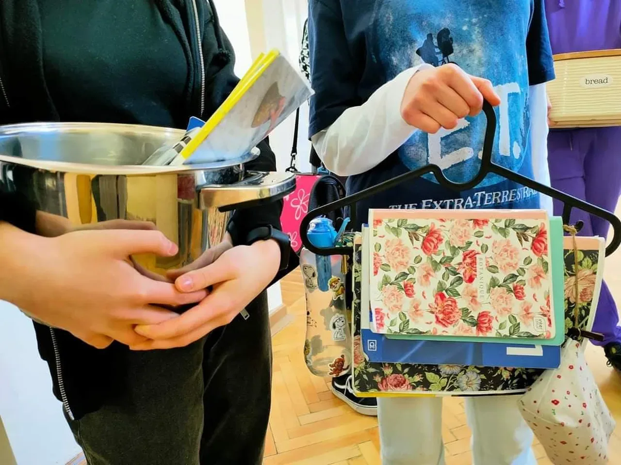 Чемоданы, аквариумы, корзинки вместо школьных сумок: В одной из школ Актау устроили день без рюкзака