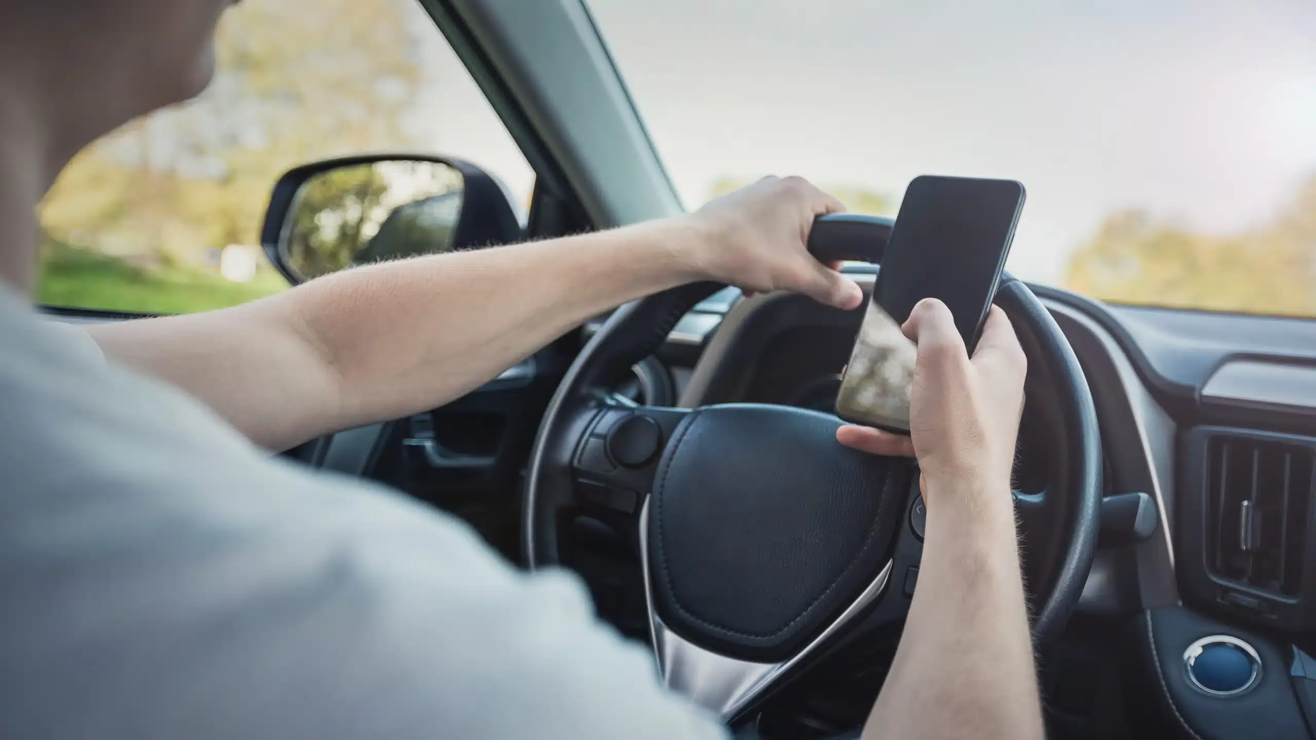 Телефон за рулем обойдется в 21 625 тенге: как фиксируют нарушение