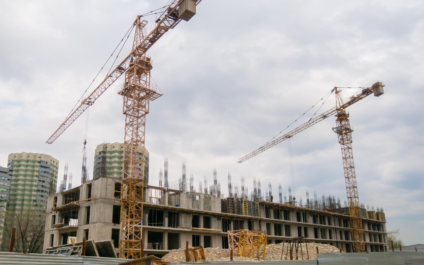 Неліктен бизнес жатақхана салуды таңдайды: мемлекеттік тапсырыс механизмі не береді